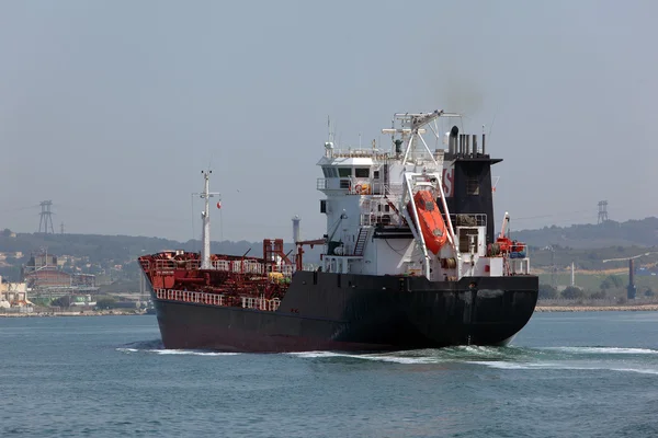 Большой танкер входит в гавань — стоковое фото