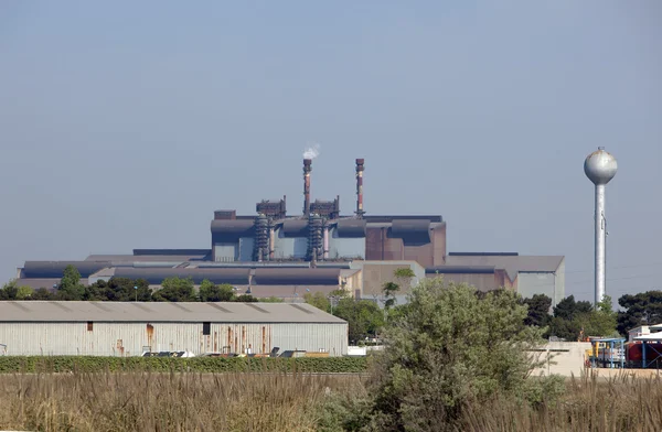 Oude industriële fabriek in de achtergrond — Stockfoto