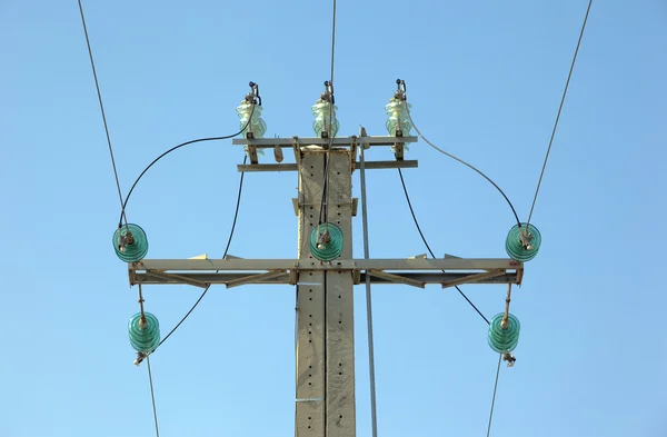 Pilón y líneas eléctricas — Foto de Stock