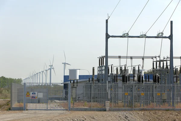 Turbina eólica e transformador elétrico — Fotografia de Stock
