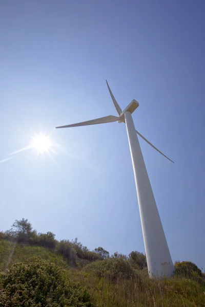 Ветряная турбина и солнце — стоковое фото