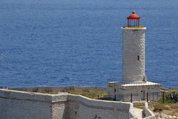 Faro di pietra nell'isola vicino a Marsiglia — Foto Stock