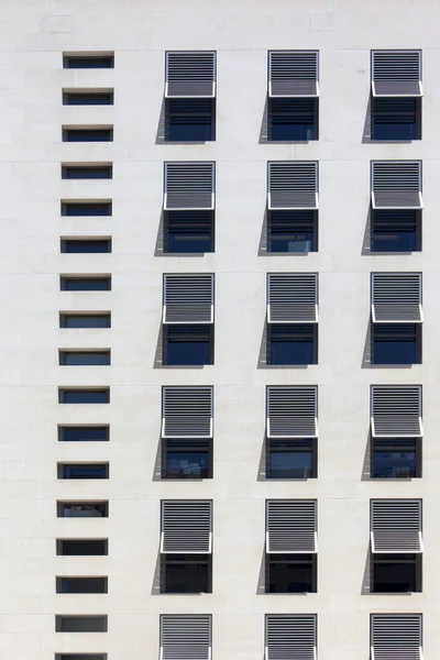 Facciata di un edificio moderno — Foto Stock