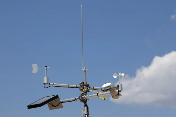 Anemometreler ile küçük hitech meteo istasyonu — Stok fotoğraf