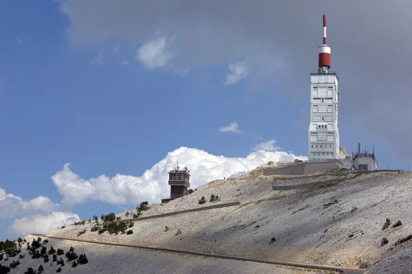 Enorme edificio de antena en la parte superior del Monte Ventoux — Foto de Stock