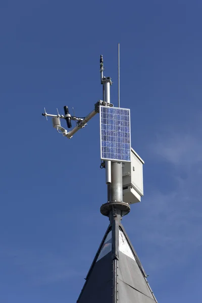 Kleine solarbetriebene Hitech-Wetterstation — Stockfoto