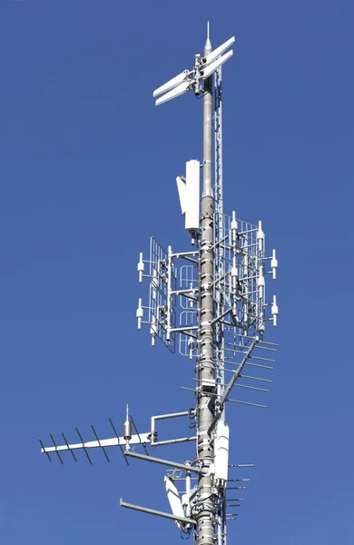Torre de telecomunicaciones de cerca — Foto de Stock