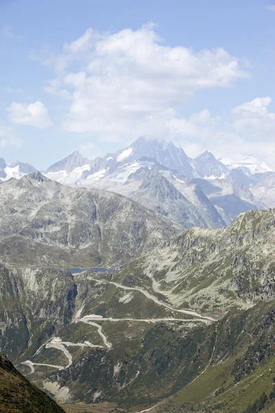Torcido camino en los alpes suizos — Foto de Stock