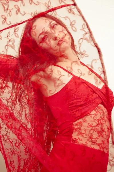 Sexy chica bailando en un vestido rojo — Foto de Stock