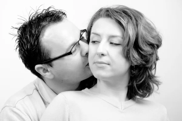 Et ungt, vakkert par som kysser – stockfoto