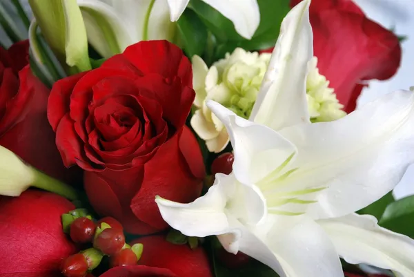Csokor virág, vörös rózsa és fehér lys — Stock Fotó