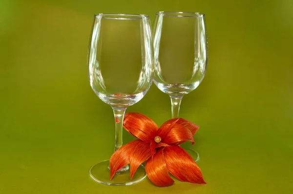 Два бокала и оранжевый цветок — стоковое фото