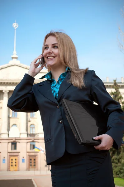 若いビジネスの女性を電話で話す — ストック写真
