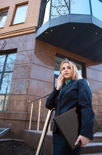 Modern binanın karşı iş kadını — Stok fotoğraf