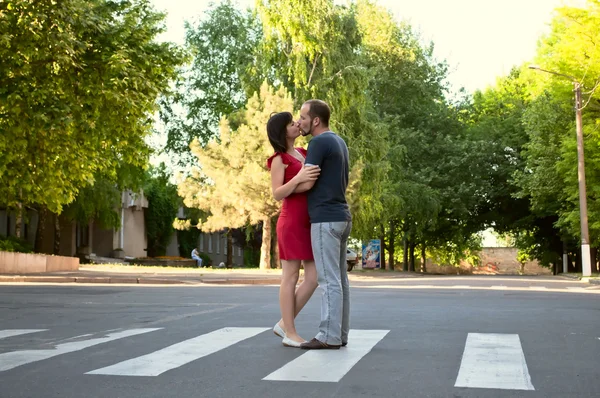 Le couple amoureux embrasse au milieu de la rue — Photo