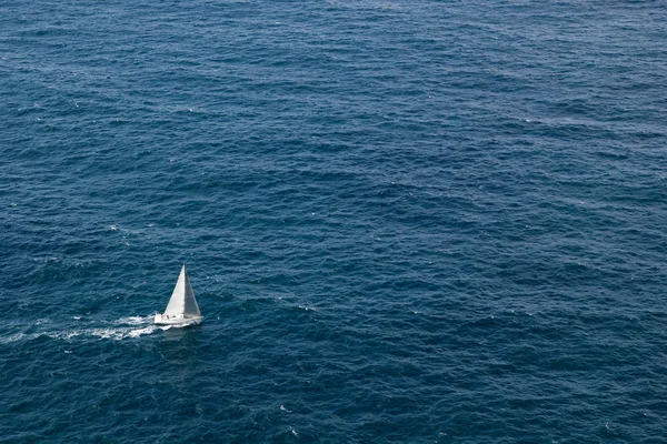 Navigare sull'oceano blu — Foto Stock