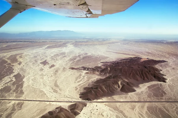 Nazca lijnen vliegtuig over woestijn Stockfoto