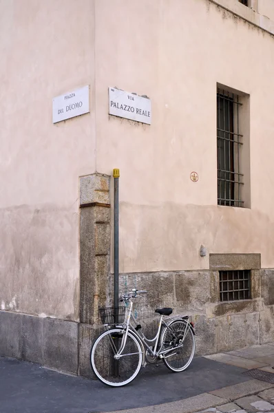 Bicicleta velha em Milão, Italia — Fotografia de Stock
