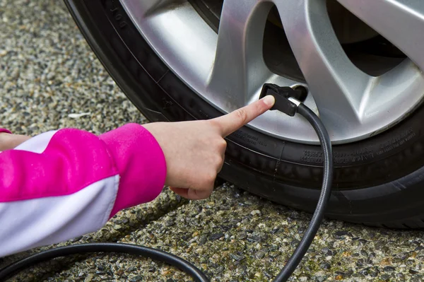 Presión de los neumáticos - Ahorro de gas —  Fotos de Stock