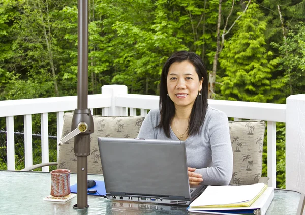 Lady working at home on outdoor patio — Stock Photo, Image