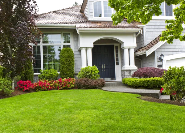 Grüner Vorgarten und Blumen mit Haus — Stockfoto