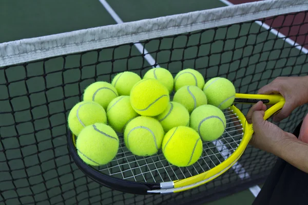 Tenis topu toplama — Stok fotoğraf