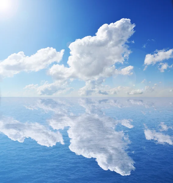 Ουρανό με σύννεφα πάνω από τον ωκεανό — Φωτογραφία Αρχείου
