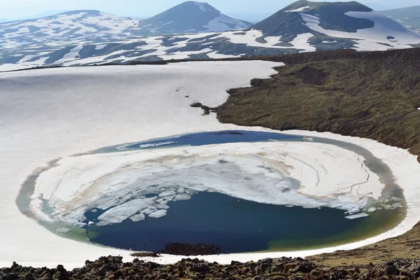 Dağ gölü bir krater — Stok fotoğraf