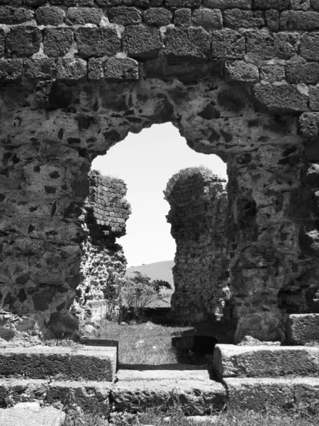 修道院的废墟的黑白照片 — 图库照片