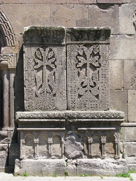 Dva křížové kameny u kostela — Stock fotografie