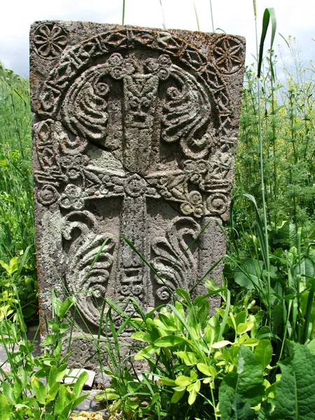 Oude kruis steen in gras — Stockfoto