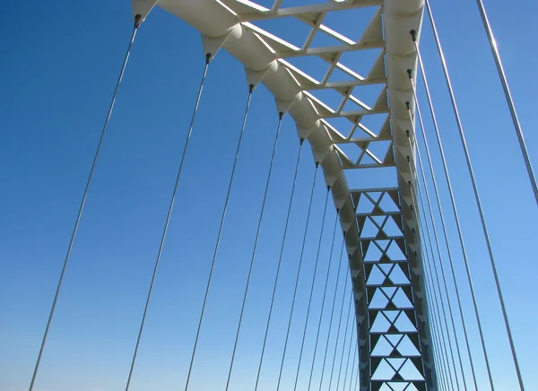 Parte del puente en el cielo azul —  Fotos de Stock