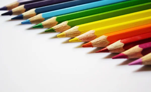 Sateenkaaren väriset kynät — kuvapankkivalokuva