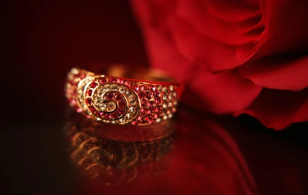 Pierścionek z diamentami idealna czerwona róża — Zdjęcie stockowe