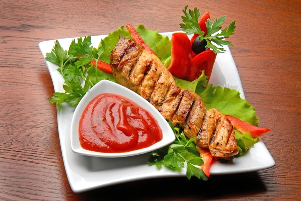 トマトソースと新鮮な野菜と肉のグリル — ストック写真