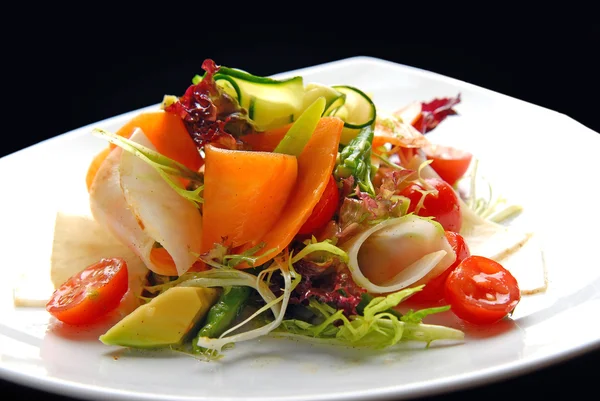 Ensalada con verduras frescas, tomates y aguacate en platos — Foto de Stock