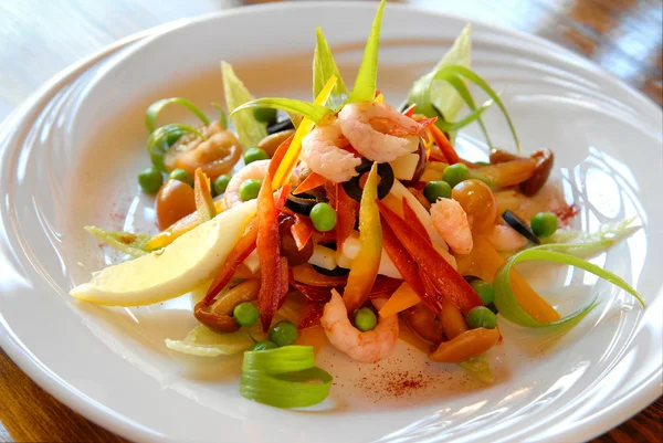 Verse salade met garnalen olijven erwten, paprika, uien en paddestoelen — Stockfoto