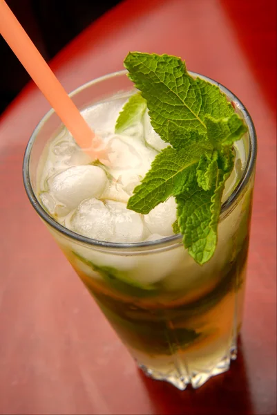 Mahito cocktail rafraîchissant avec glace, gin, jus de citron et menthe — Photo
