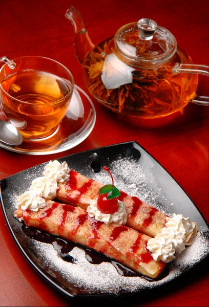 Dessert mit Tee — Stockfoto