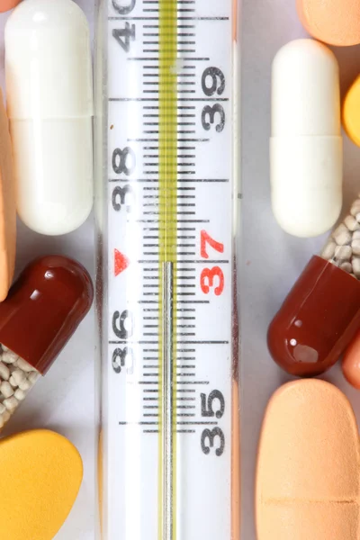 Thermometer en drugs — Stockfoto