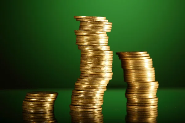 Monedas en verde — Foto de Stock