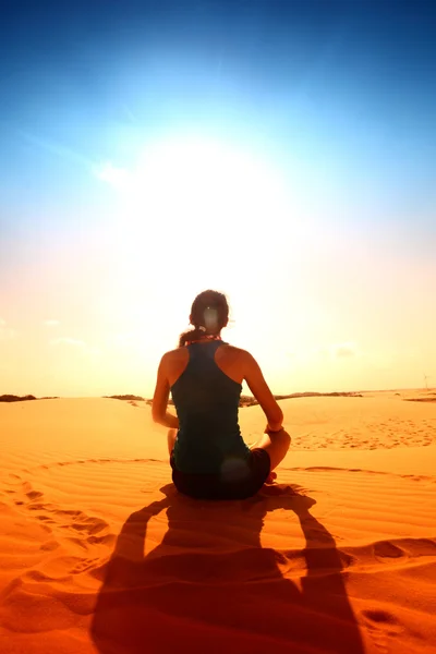 Пустынная йога — стоковое фото