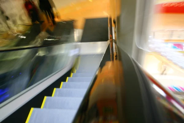 Escada rolante desfocada — Fotografia de Stock