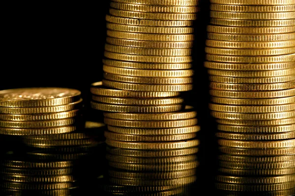 Monedas en negro —  Fotos de Stock