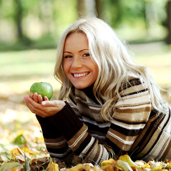 Nő zöld almával — Stock Fotó