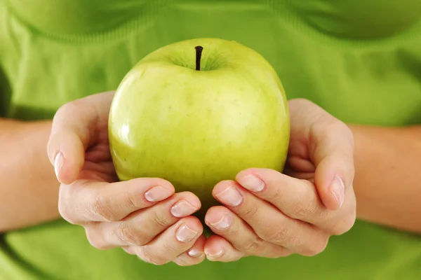 Manzana en manos de mujer — Foto de Stock