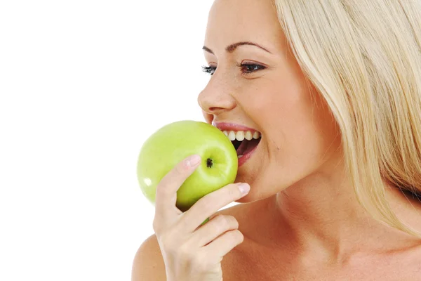 Mujer comer manzana verde — Foto de Stock