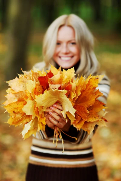 Woman portret in autumn leaf — Stock Photo, Image