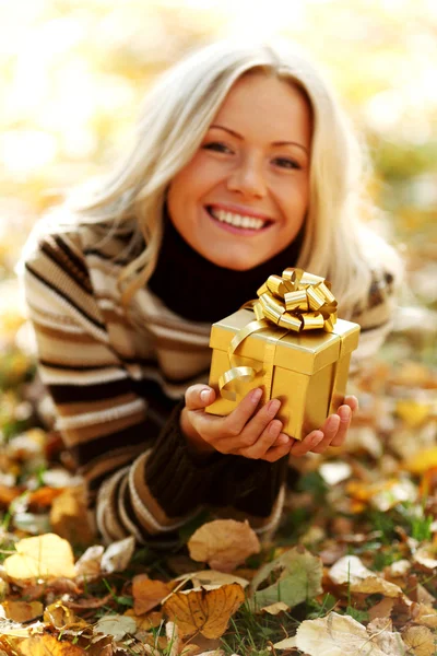 Nő vesz őszi ajándék — Stock Fotó