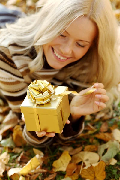 Žena si podzimní dárek — Stock fotografie
